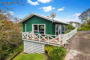 110 & 110A Beach Road, Castor Bay