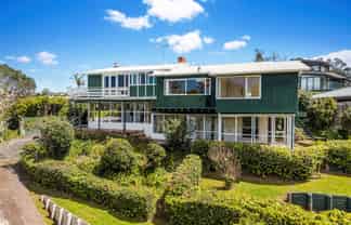 110 & 110A Beach Road, Castor Bay