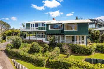 110 & 110A Beach Road, Castor Bay