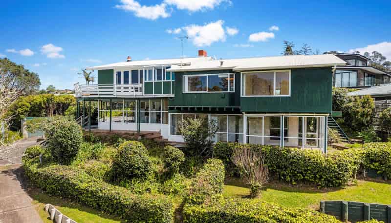 110 & 110A Beach Road, Castor Bay