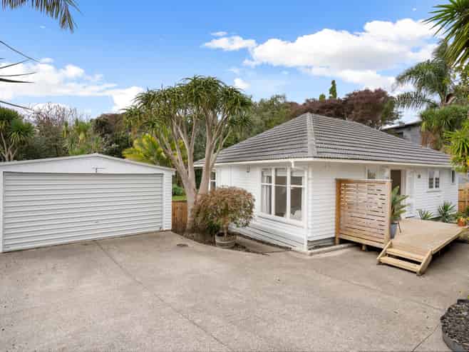 1 Glenford Lane, Te Atatu Peninsula