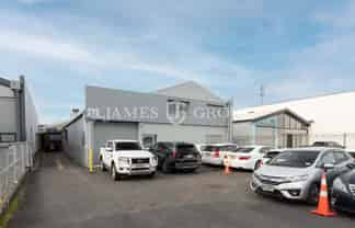 Cost-Effective Industrial Unit on Mt Smart Road