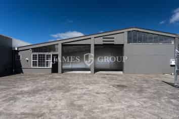 HENDERSON WAREHOUSE & GATED YARD || VACANT