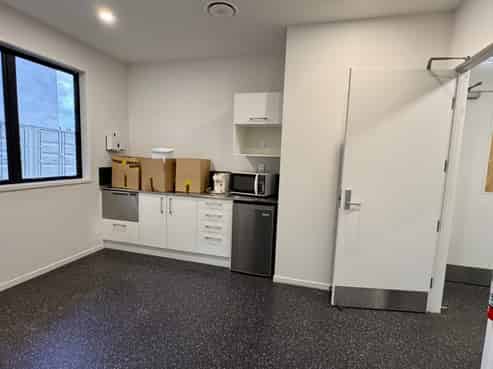 The current tenant is offering a great incentive