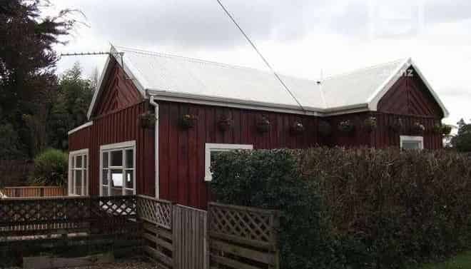 6  Pembroke Road East, Stratford