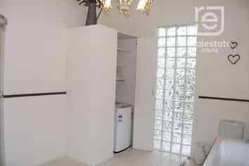 6  Pembroke Road East, Stratford