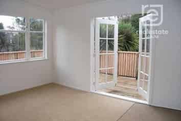 6  Pembroke Road East, Stratford