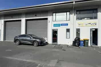 North-facing office/warehouse - vacant possession