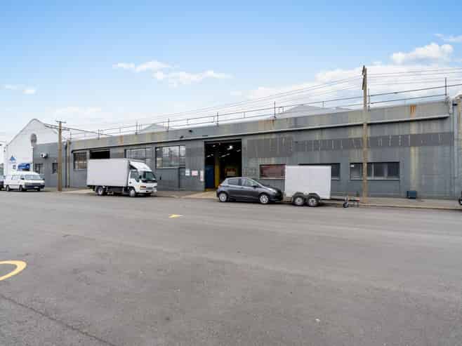 Warehouse with option to split