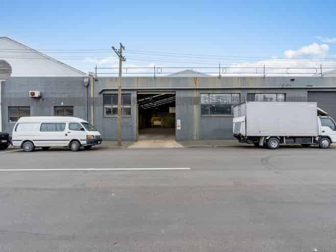 Warehouse with option to split