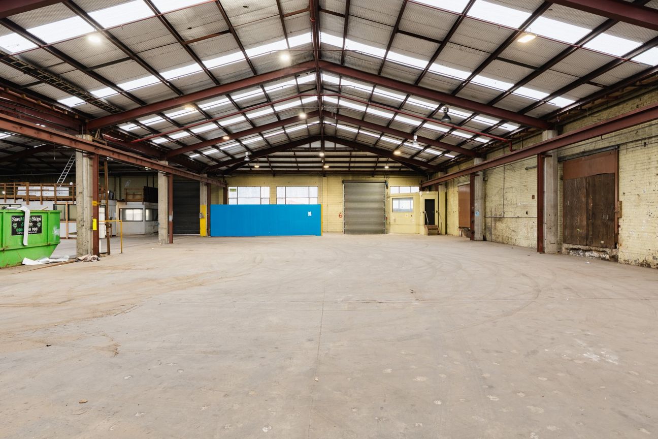 Warehouse with option to split - Altro