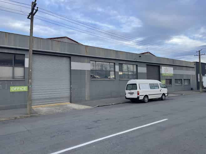 Warehouse with option to split