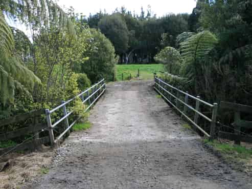 2403 Mountain Road, Tariki