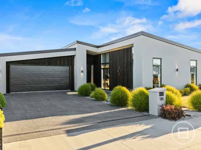 98 Southfield Drive, LINCOLN