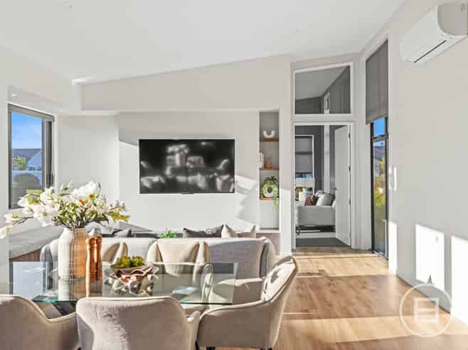 98 Southfield Drive, LINCOLN