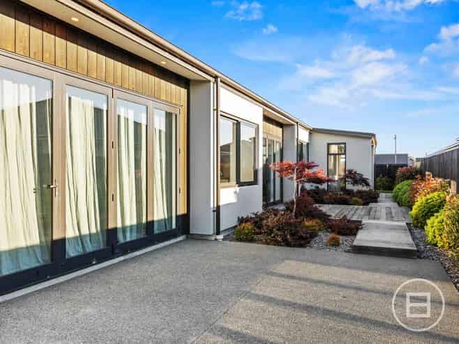 98 Southfield Drive, LINCOLN