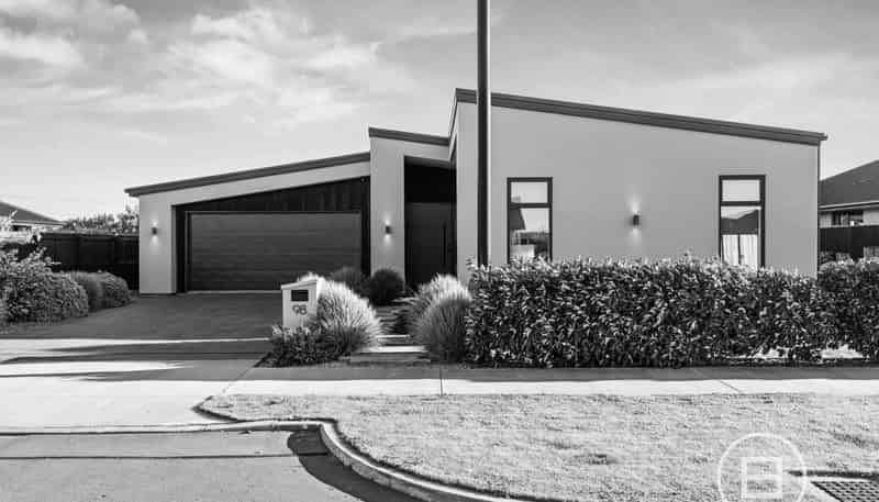 98 Southfield Drive, LINCOLN