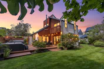 2 Holmcroft Court, Cracroft