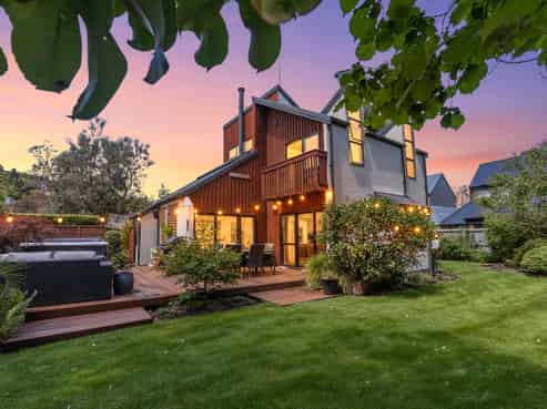 2 Holmcroft Court, Cracroft