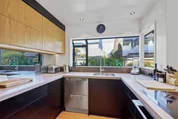 2 Holmcroft Court, Cracroft