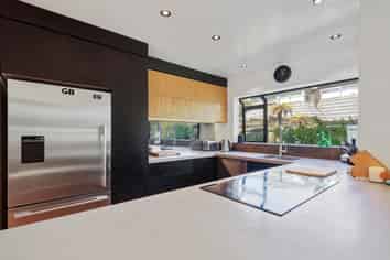 2 Holmcroft Court, Cracroft