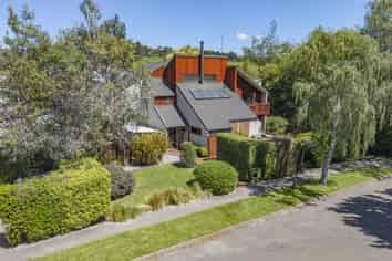 2 Holmcroft Court, Cracroft