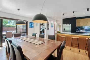 2 Holmcroft Court, Cracroft