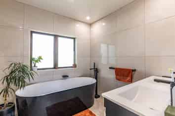 2 Holmcroft Court, Cracroft