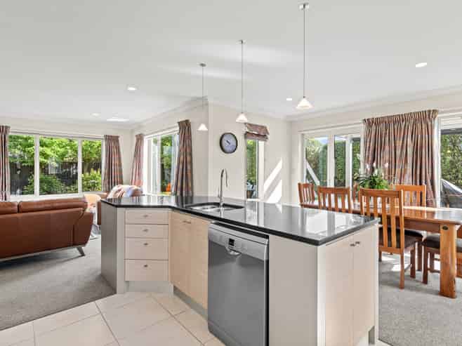 6 June Gardens, Northwood