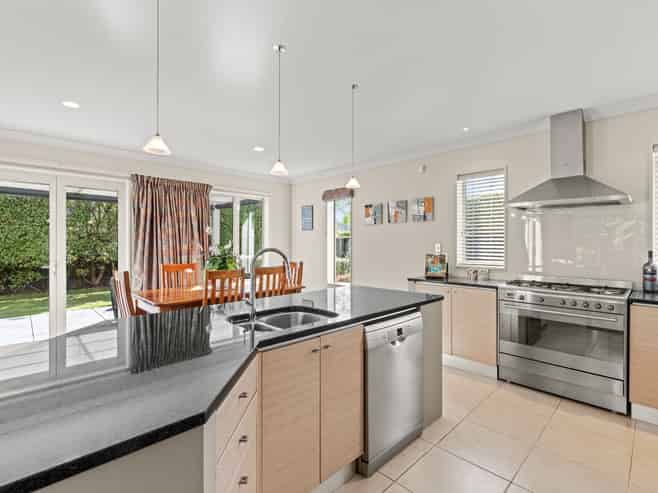 6 June Gardens, Northwood