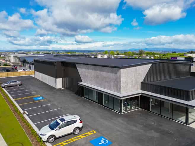 High Profile Showroom/Office Space with Warehouse