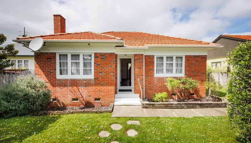 210 College Street, West End