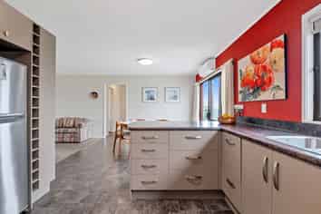 100 Pukehina Parade, Pukehina