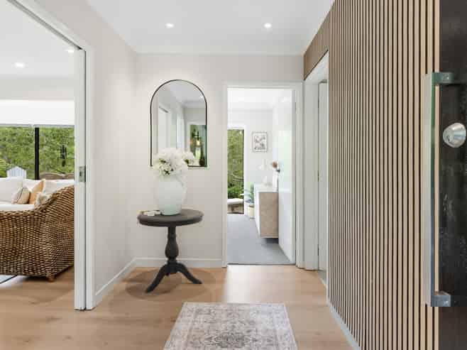 18 Ara-Kotinga, Whitford