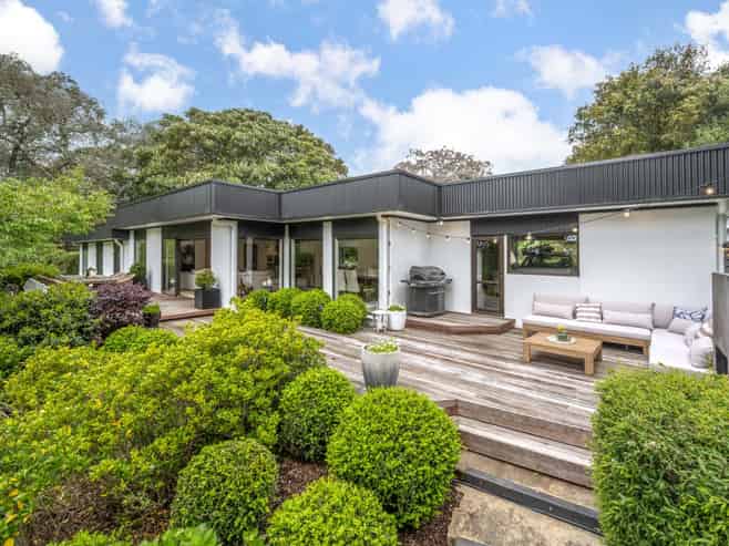 18 Ara-Kotinga, Whitford