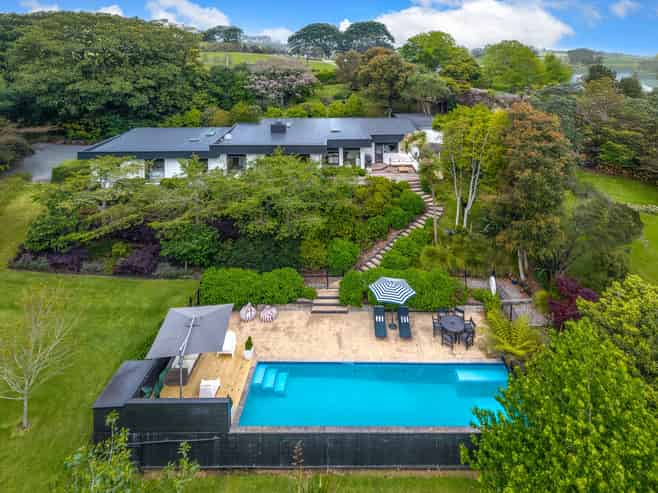 18 Ara-Kotinga, Whitford