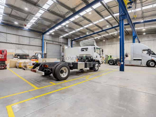 1,730sqm Massive Profile & Gantry Crane