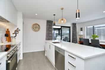 16 McQuillan Avenue, Woodend