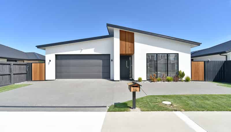 16 McQuillan Avenue, Woodend