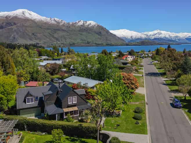 9 Hunter Crescent, Wanaka