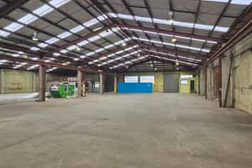 Large Workshop with New Roof for lease