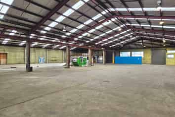 Large Workshop with New Roof for lease