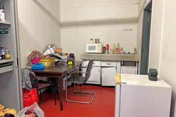 OFFICE WITH YARD FOR LEASE
