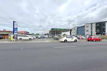 OFFICE WITH YARD FOR LEASE
