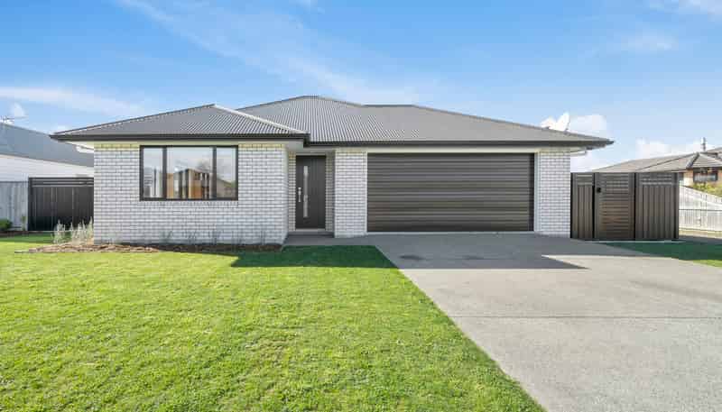 16 Austin Reid, Carterton