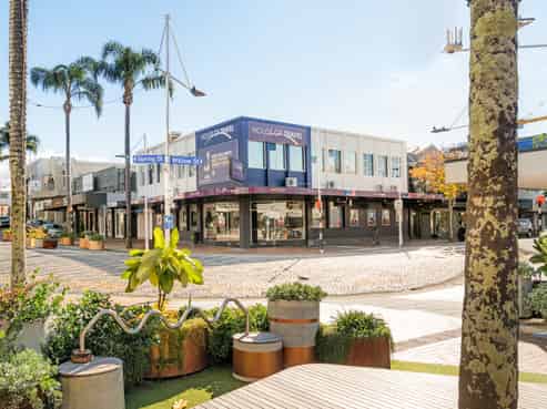 Versatile ground floor corner profile.