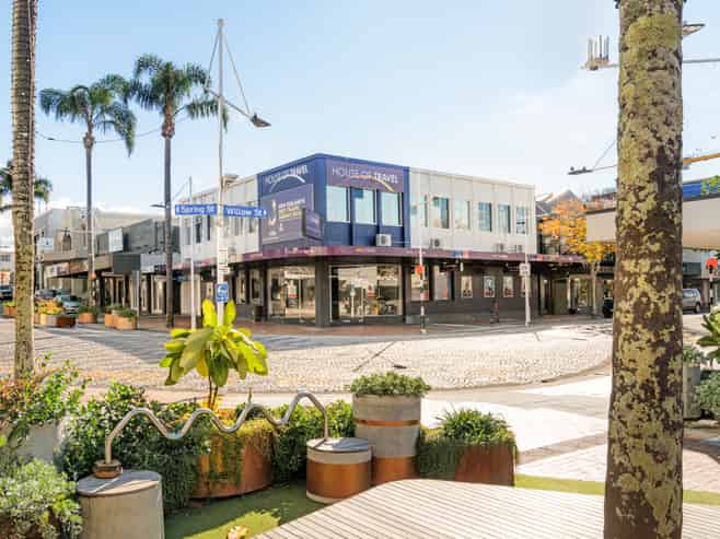 Versatile ground floor corner profile.