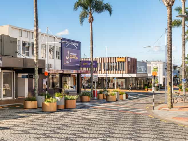 Versatile ground floor corner profile.