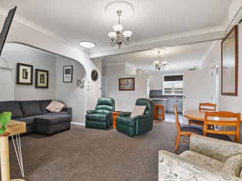 11 Russell Road, FAIRY SPRINGS