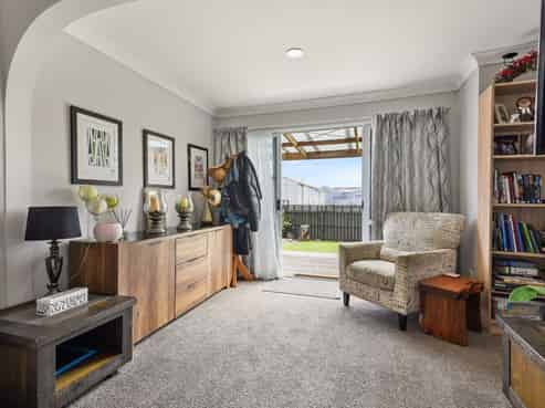 11 Russell Road, FAIRY SPRINGS